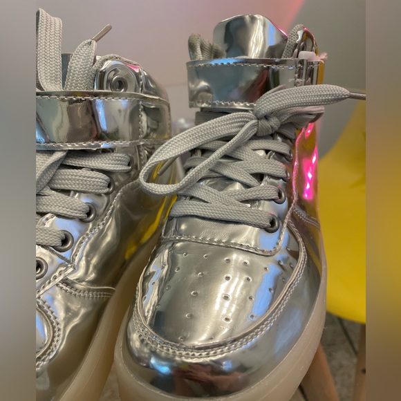 CHROME LED LIGHT UP HIGH TOP SNEAKERs! Yes you read that right! Size 6 - Picture 6 of 8